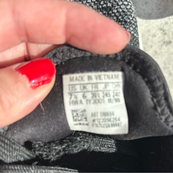 Adidas tennis shoes Sz 7 1/2 - Picture 3 of 7